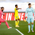 Lozano celebra el único gol del Cádiz mientras Courtois y Sergio Ramos se lamentan.