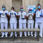 Els professionals de Prat de la Riba portaven cartells amb lletres que formaven la paraula ‘gràcies’.