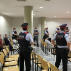 Los acusados, custodiados por los Mossos, en el primer juicio que ha acogido la Audiencia de Lleida desde la declaración del estado de alarma.