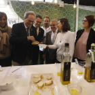 El president de la Generalitat, Quim Torra, degustant oli en un dels estands de la Fira de l’Oli.