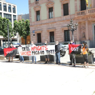 CGT denuncia impagos y múltiples errores en las prestaciones  -  El sindicato CGT protestó ayer ante la subdelegación del Gobierno en Lleida por los impagos de prestaciones a miles de trabajadores, dijo, inmersos en ERTEs, además de múltiples  ...