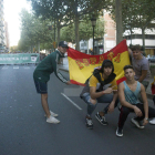 Cinc joves, amb banderes d'Espanya, a la manifestació