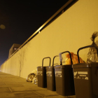 Imagen de archivo de bolsas de basura y cubos en la calle en Ciutat Jardí en la recogida puerta a puerta.