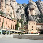 Imatge inusual de l’esplanada de la basílica de Montserrat totalment buida ahir al migdia.