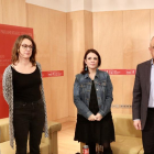 Los diputados de la CUP Albert Botran y Mireia Vehí, junto a los negociadores del PSOE.