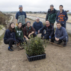 Algunos de los voluntarios que participaron ayer en la plantada de encinas en Tàrrega. 