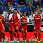 Los jugadores del Sevilla celebran su victoria, conseguida ayer en el campo del Espanyol.