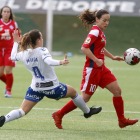 Pixu intenta llevarse el balón presionada por Marta Valero y observada de lejos por Barreira, quien sirvió los dos goles del AEM.
