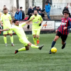 Un jugador del Tàrrega supera un defensor del Santboià en una acció del partit.