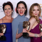 Fiona Shaw, Phoebe Waller Bridge y Jodie Comer, de ‘Killing Eve’, con sus premios Bafta. 