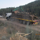 Uno de los camiones que la constructora utiliza para el trasporte de los arboles talados.