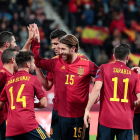 Los jugadores españoles se felicitan tras anotar uno de los siete goles que endosaron a Malta.