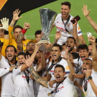 Els futbolistes del Sevilla celebren el seu sisè títol a la Lliga Europa al guanyar a la final l’Inter.
