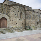 Imagen de la cabecera de Sant Pere de Talteüll, con la singularidad de los dos ábsides junto a la puerta.