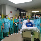 El pacient, amb els professionals de l’UCI de l’Hospital Reina Sofía i la seua família.