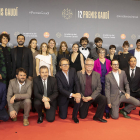 El equipo de ‘Els dies que vindran’ posa en la alfombra roja antes de la entrega de premios del cine catalán. 