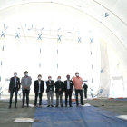 Gavín (tercer esq.), ahir durant la visita al nou hangar inflable de l’aeroport d’Alguaire.