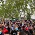 Movilizaciones ayer frente a la Asamblea de Madrid contra las nuevas restricciones.