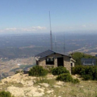 Vista de la torre de vigilancia forestal del Coscollet, en Peramola. 
