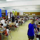 Imatge d'arxiu d'alumnes en un menjador escolar en una escola de Lleida.