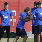 De Jong, Neto y Griezmann, las caras nuevas ayer en el primer entrenamiento del Barcelona.