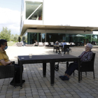 Visita de un familiar a una usuaria de la residencia Betula Alba de Almacelles el pasado 8 de junio. 