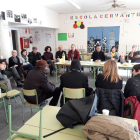 Una veintena de personas visitaron el barrio y participaron en diálogo en la Escola Cervantes. 