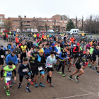 Un grupo de participantes se dispone a tomar la salida de la duatlón.