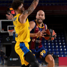 Calathes intenta penetrar ante la defensa de un rival.