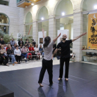 Obra de dansa basada en la novel·la de Pep Coll ‘Dos taüts negres i dos de blancs’, a Lleida el 2015.