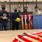 Josep Maria Espasa, segundo por la derecha, junto a representantes del CF Puigvertenc.