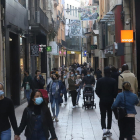 Imagen de ciudadanos en el Eix Comercial de Lleida. 
