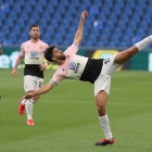 Dídac Vilà intenta controlar el balón de forma acrobática.