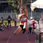 Elena Llobera, durant un salt en una competició.