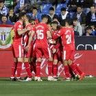 Els jugadors del Girona celebren el primer gol de Portu.