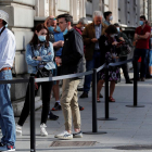 Un grupo de personas hace cola para visitar el Palacio Real en Madrid, que reabrió sus puertas ayer.