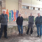 Jaume Estradé, Santi Borch, Jordi Estradé y Zacaries Sobrepere delante de la escuela.