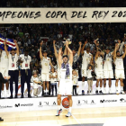 Felipe Reyes, capità del Madrid, aixeca el trofeu de campions de la Copa del Rei.