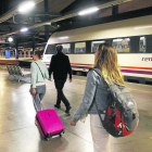 Viatgers de primer tren amb tarifes AV City, a l’estació de Lleida.