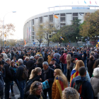 Miles de personas responden al llamamiento de Tsunami en torno al Camp Nou