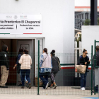 Un grup de migrants arriba a sol·licitar la visa humanitària a l’oficina fronterera de Tijuana.