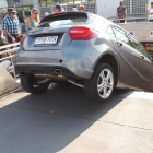Un cotxe es queda ‘atrapat’ a la boca del metro de plaça Espanya