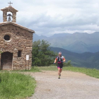 Pep Vega al passar pel costat de l’ermita de Sant Salvador (Alta Ribagorça) durant el recorregut.