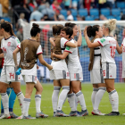 Las jugadoras de España se felicitan al final del partido por el pase a octavos en el Mundial.