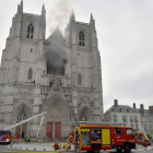 Vista del incendio declarado el sábado en la catedral de Nantes. 