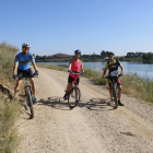 Tres jóvenes del Baix Segre, ayer en bicicleta junto a Utxesa. 