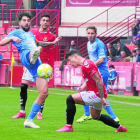 Trilles trata de ganar un balón dividido durante el primer tiempo.