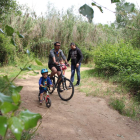 Una família amb bicicleta al Parc de la Mitjana de Lleida el mes de juny passat.