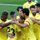 Los futbolistas del Villarreal celebran el primer gol de Alcácer.