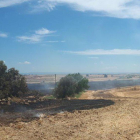 Los bomberos trabajan en un incendio agrícola en Castelló de Farfanya